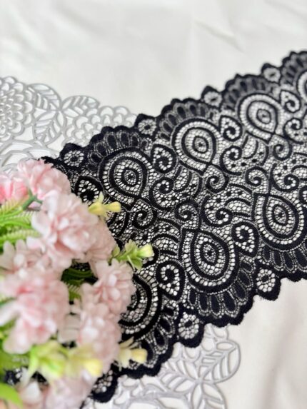 Mildy strechable black chantilly