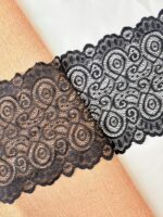 Mildy strechable black chantilly - Image 2