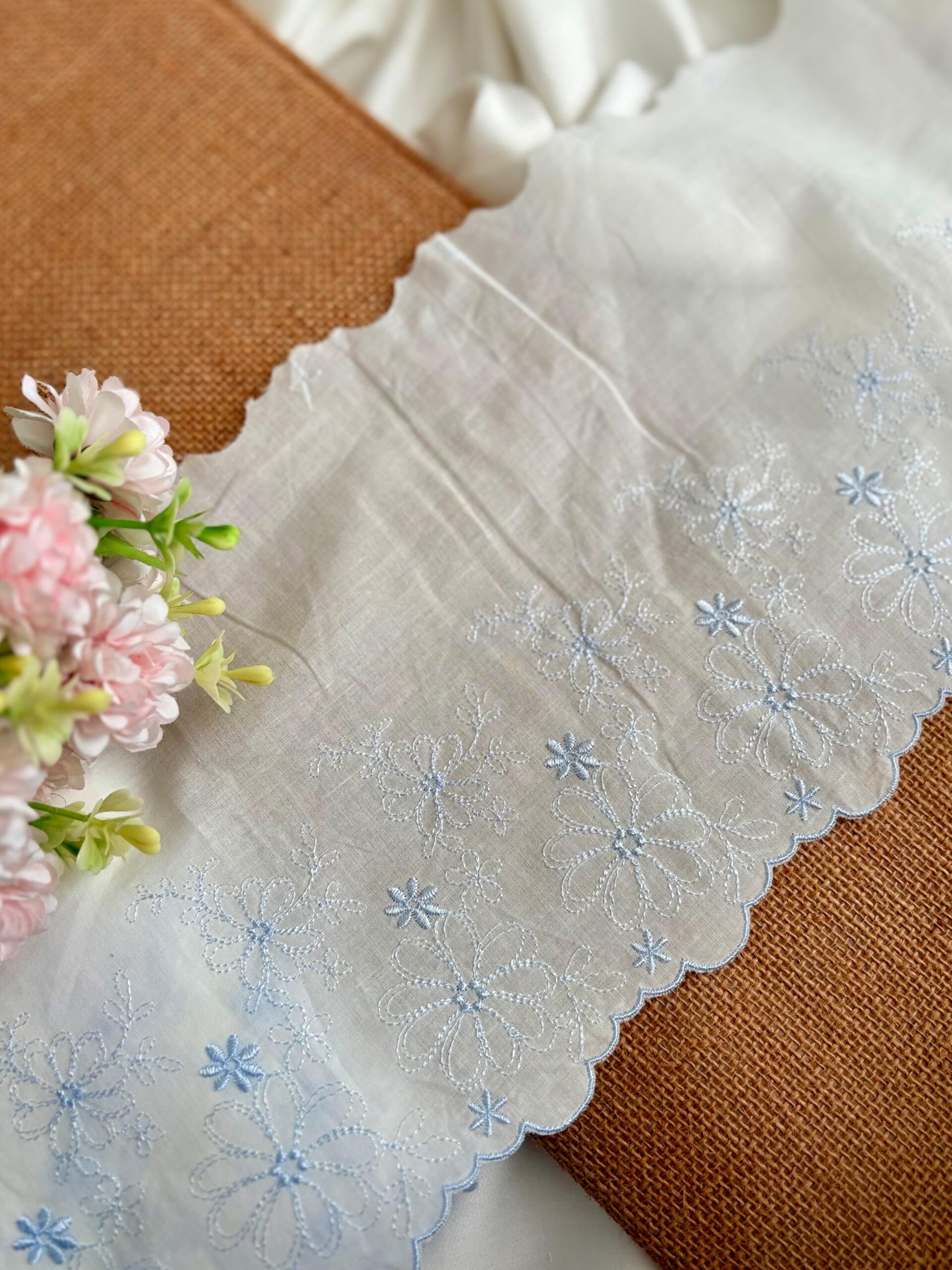 Pure white hakoba with light blue embroidery